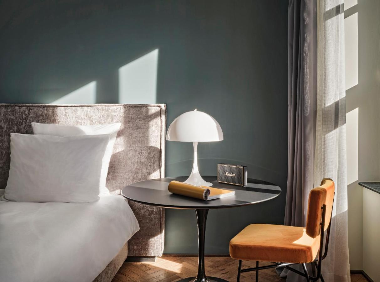 Sly Berlin Hotel Buitenkant foto A room at the hotel
