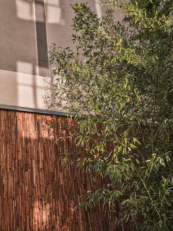 Sly Berlin Hotel Buitenkant foto Bamboo fence