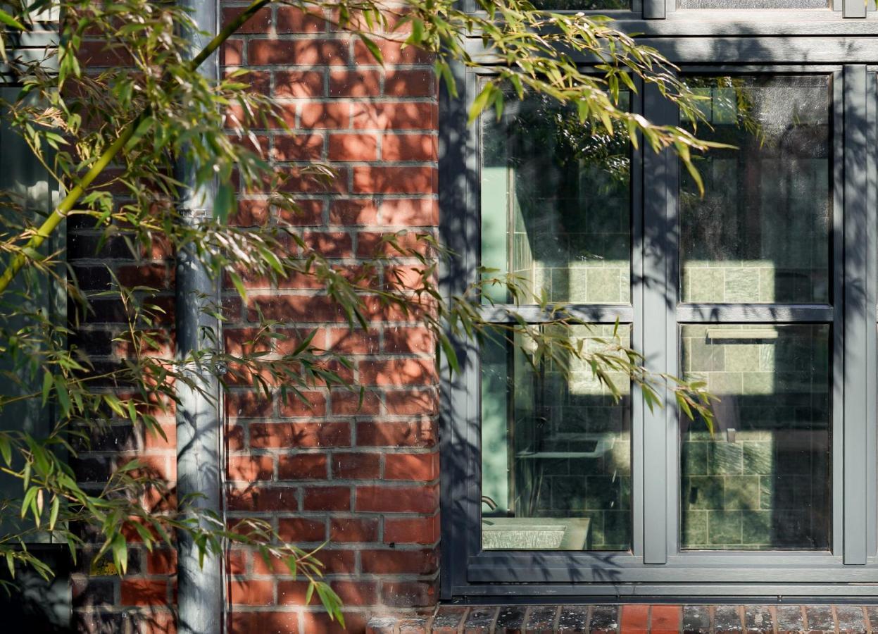 Sly Berlin Hotel Buitenkant foto A window in the house