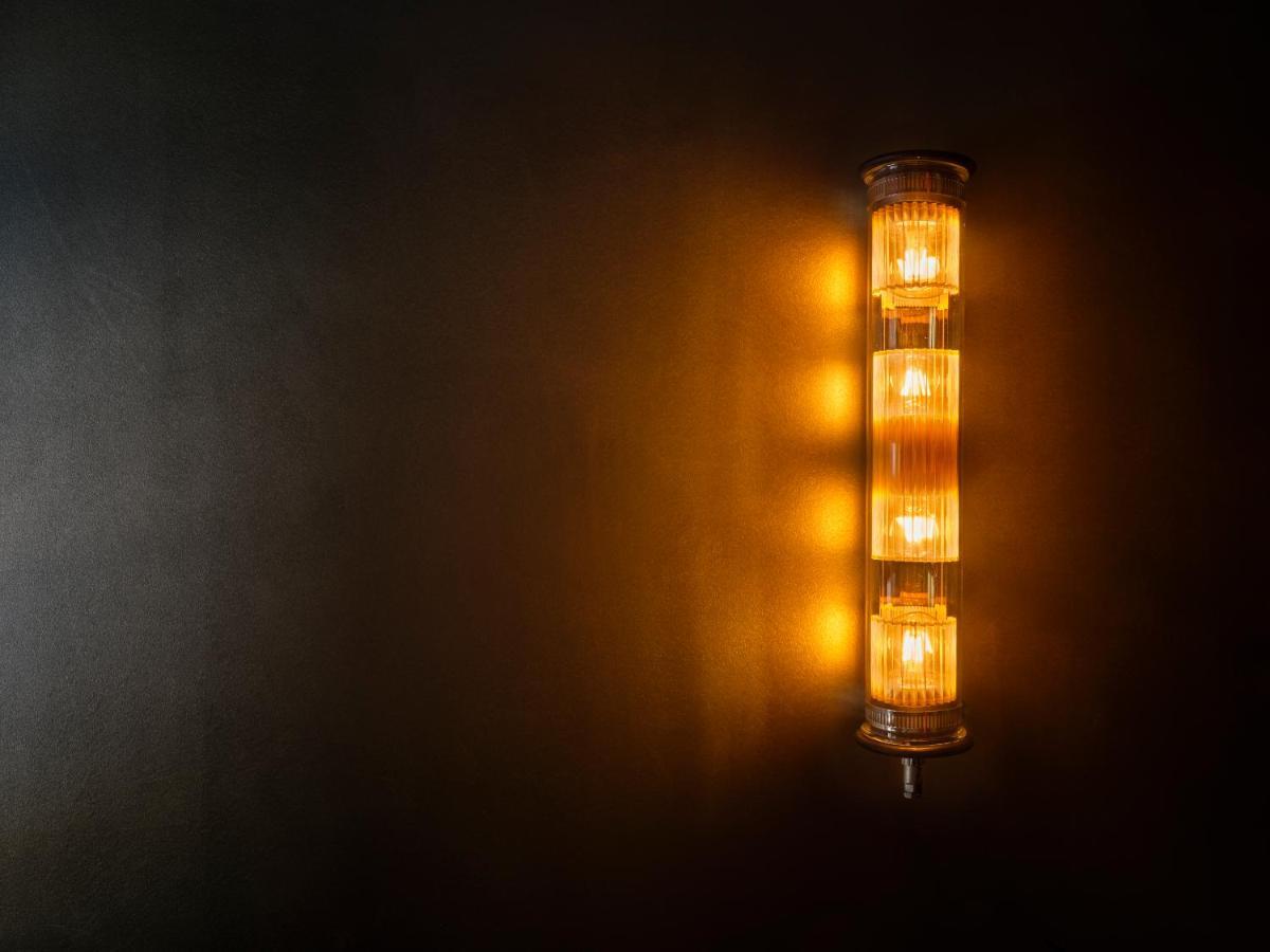 Sly Berlin Hotel Buitenkant foto A three-light warning light