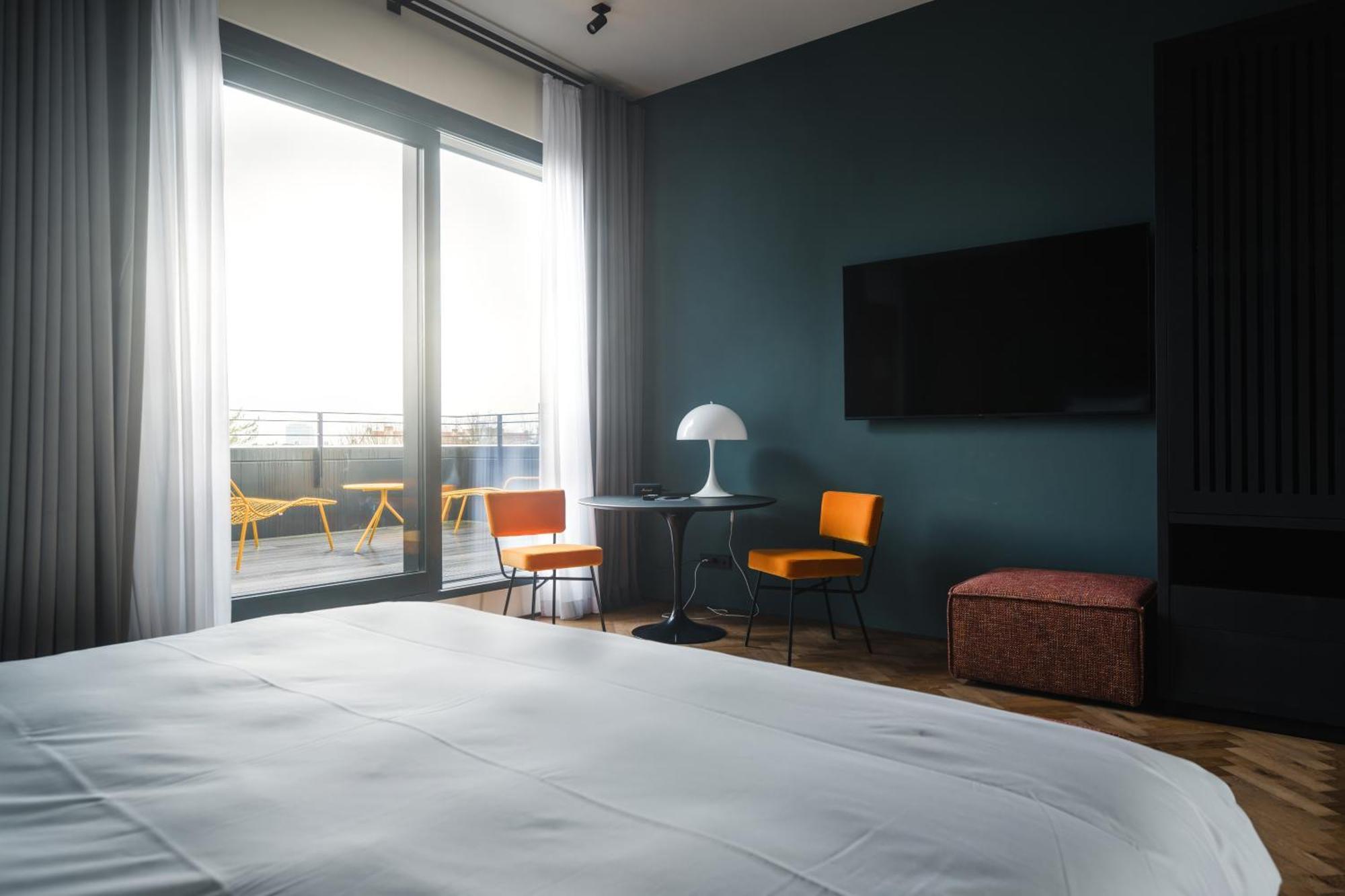 Sly Berlin Hotel Buitenkant foto A room at the hotel