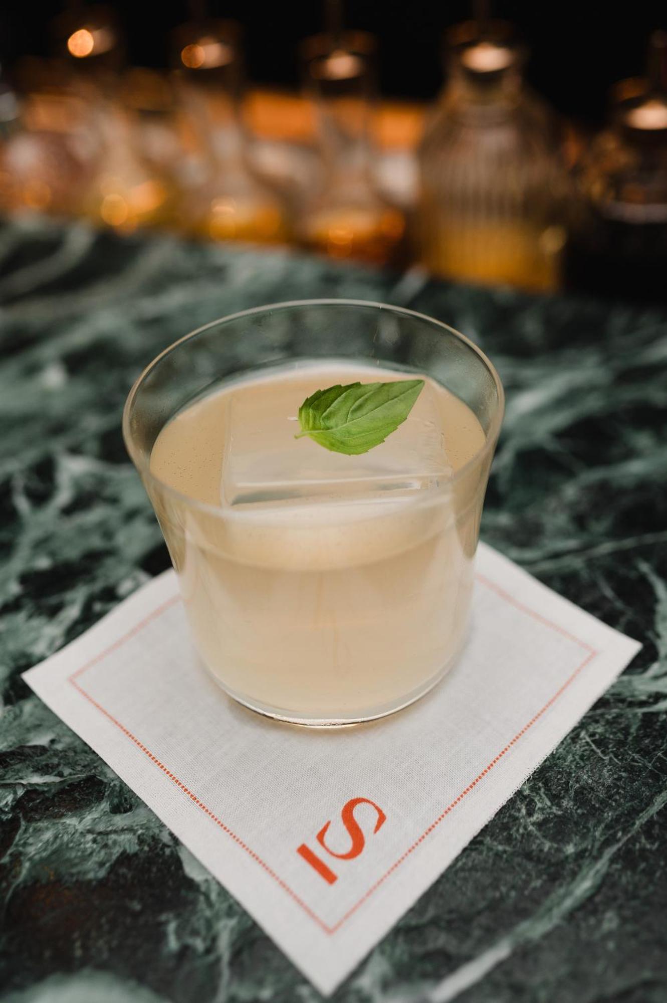 Sly Berlin Hotel Buitenkant foto A Clover Club cocktail
