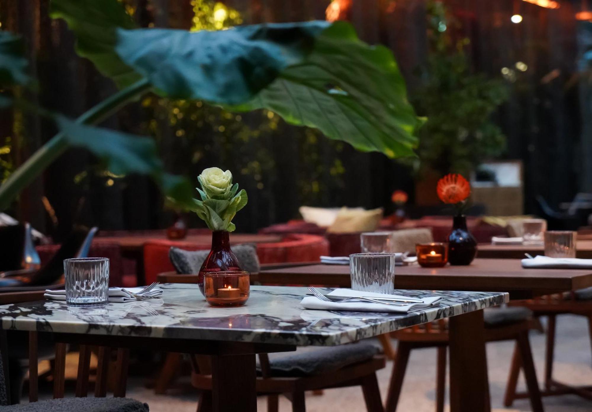 Sly Berlin Hotel Buitenkant foto The patio at the restaurant