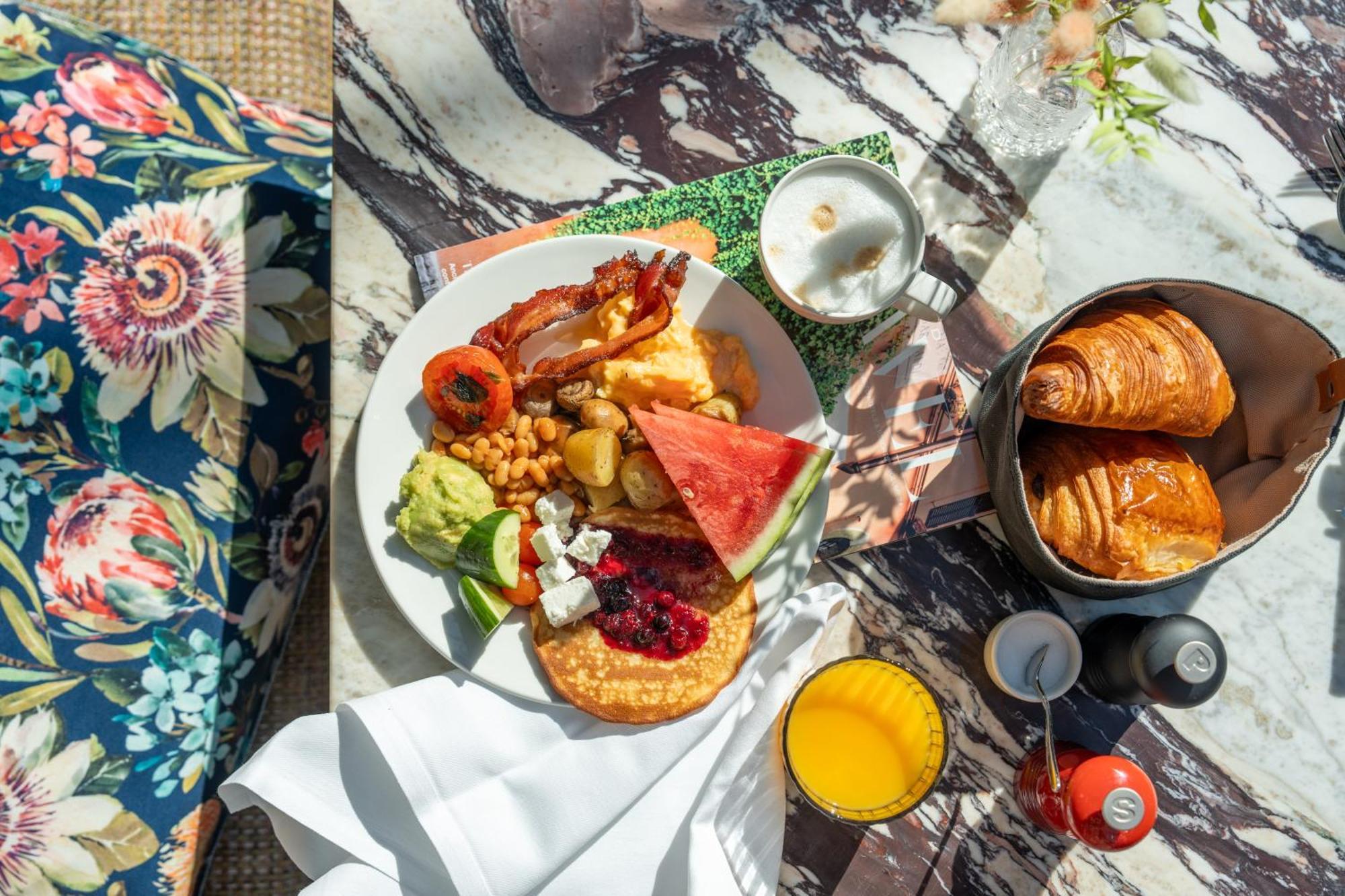 Sly Berlin Hotel Buitenkant foto Breakfast at the Cape of Good Hope
