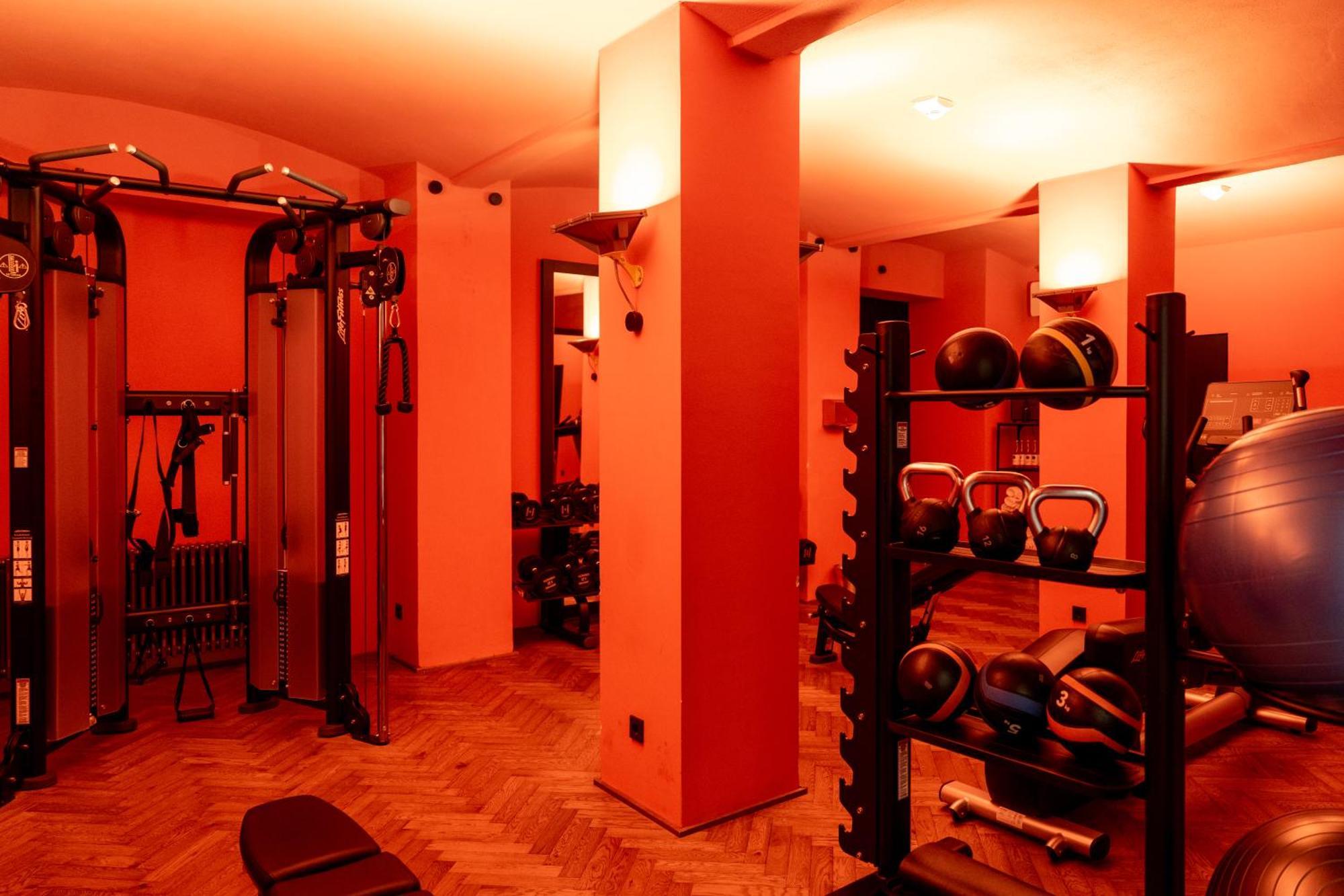 Sly Berlin Hotel Buitenkant foto A typical Virgin Active gym