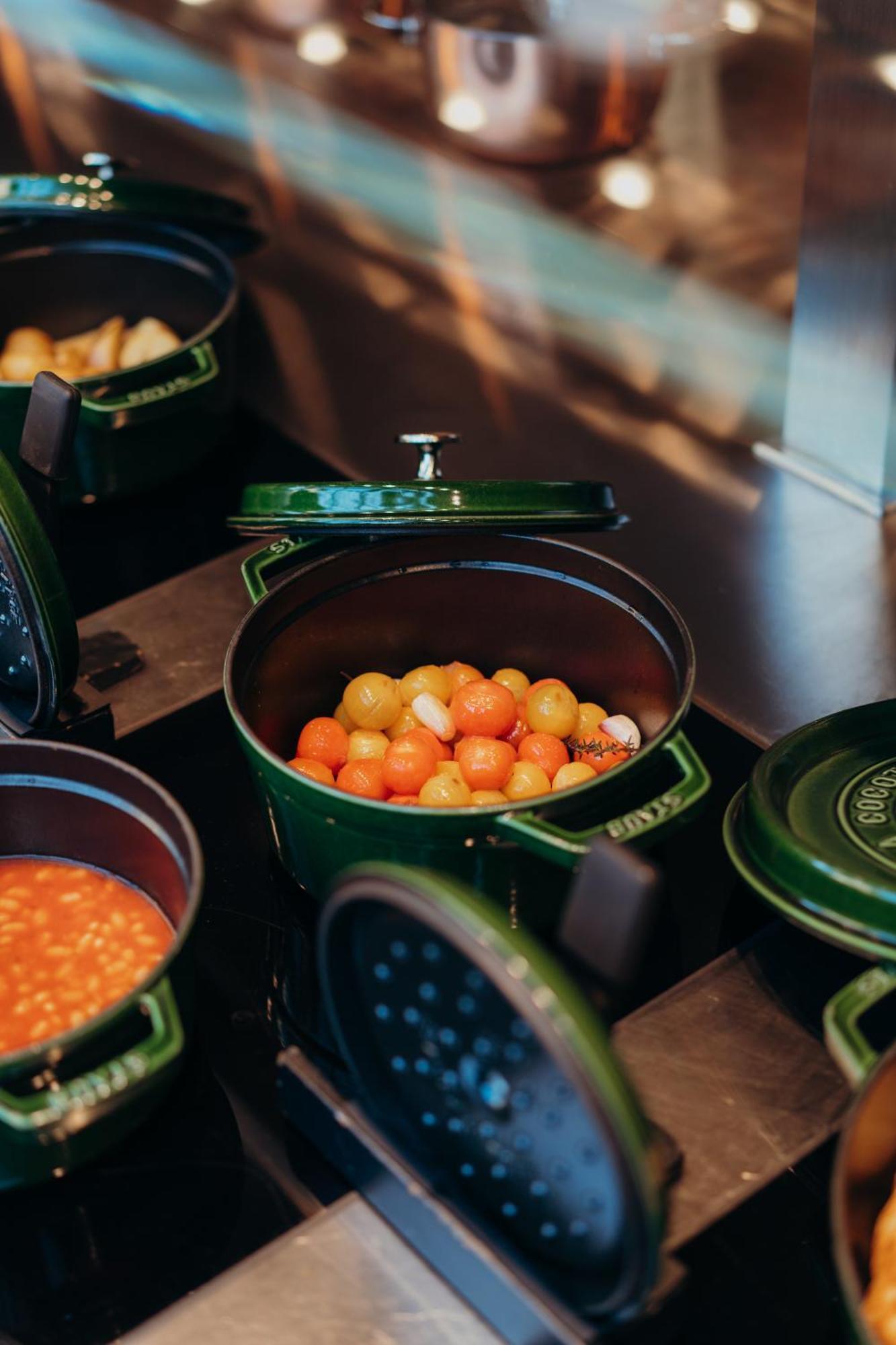 Sly Berlin Hotel Buitenkant foto A Le Creuset cast iron pot