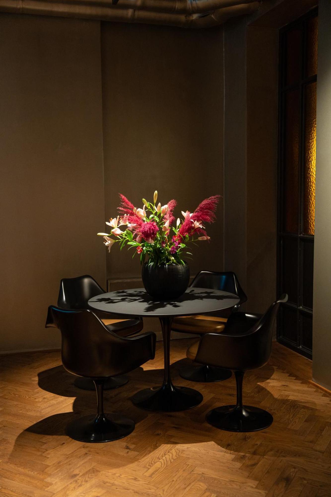 Sly Berlin Hotel Buitenkant foto A table with a flower arrangement