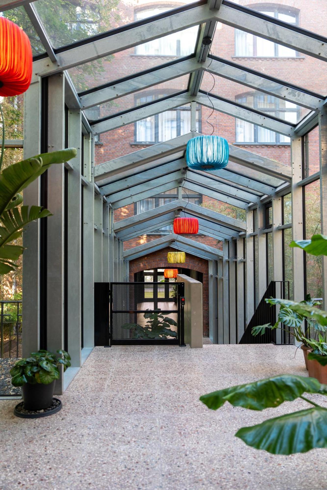 Sly Berlin Hotel Buitenkant foto The entrance to the house