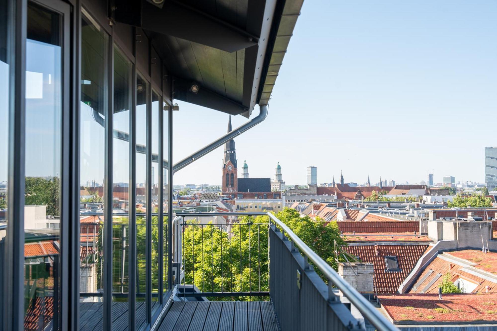 Sly Berlin Hotel Buitenkant foto View from the roof terrace