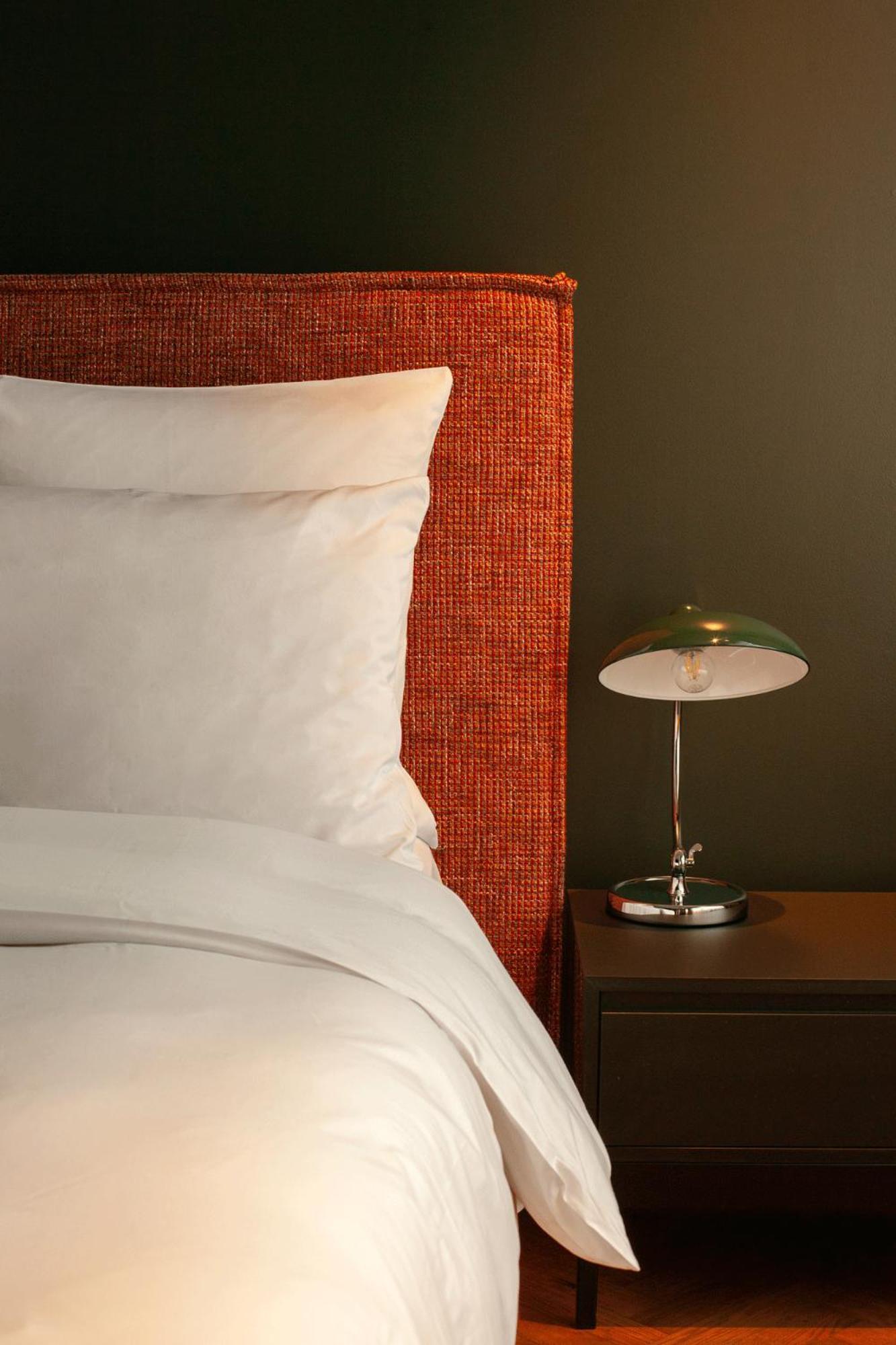 Sly Berlin Hotel Buitenkant foto A table lamp