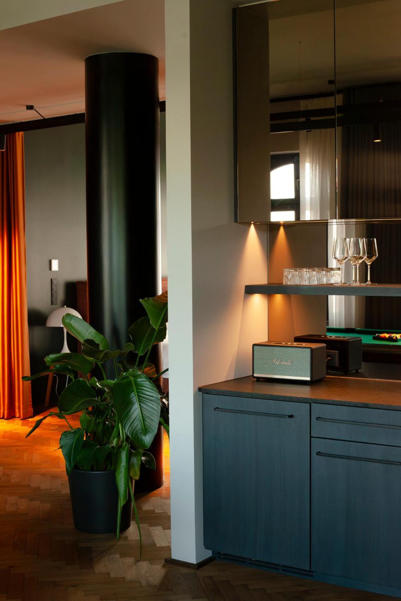 Sly Berlin Hotel Buitenkant foto The Bowers & Wilkins Zeppelin wireless speaker