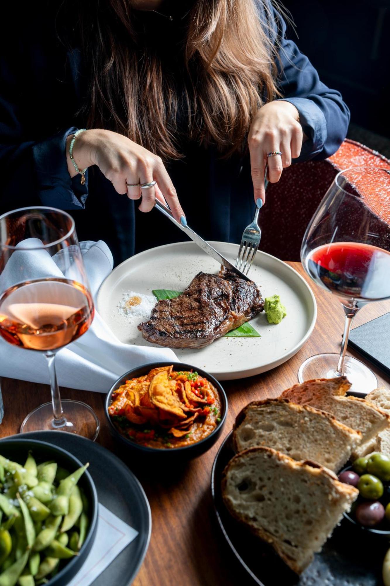 Sly Berlin Hotel Buitenkant foto A steak at the restaurant