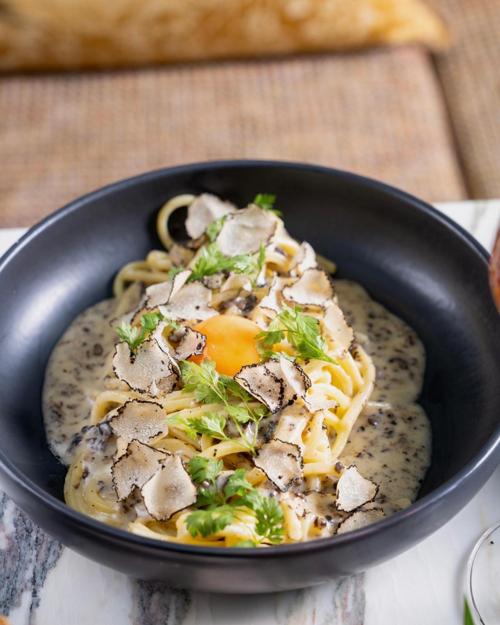 Sly Berlin Hotel Buitenkant foto Pasta with black truffle